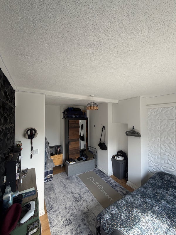 Room Swan Road in Greater London