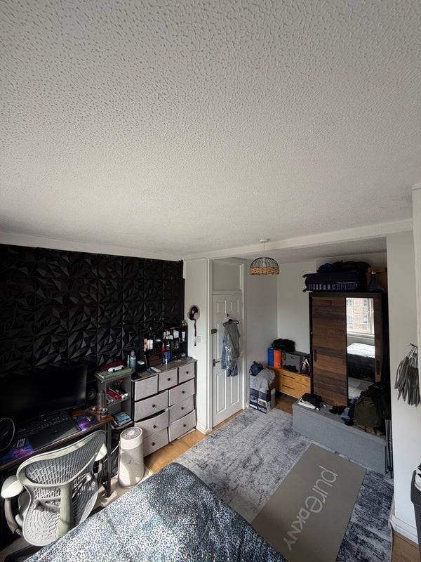 Room Swan Road in Greater London