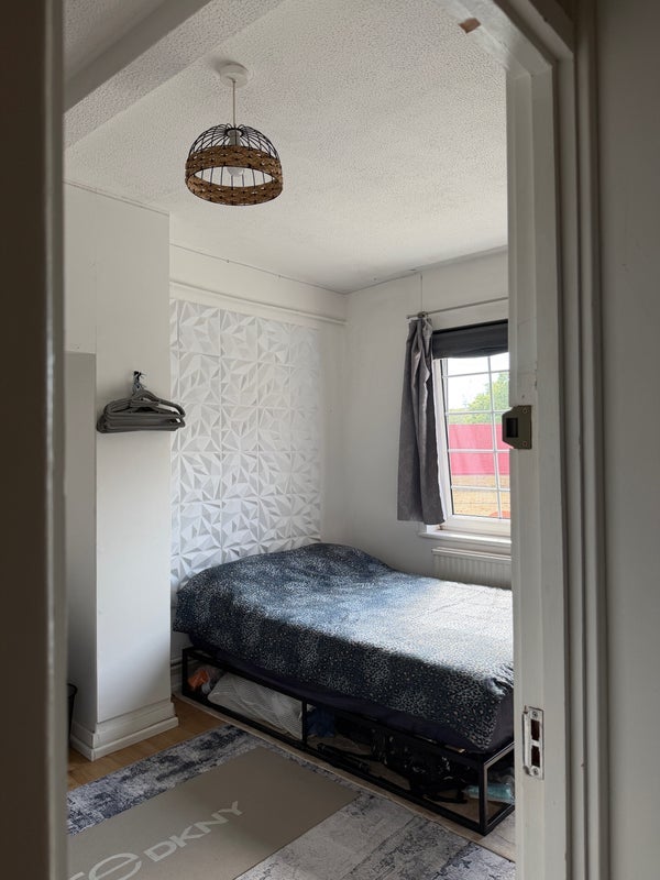 Room Swan Road in Greater London