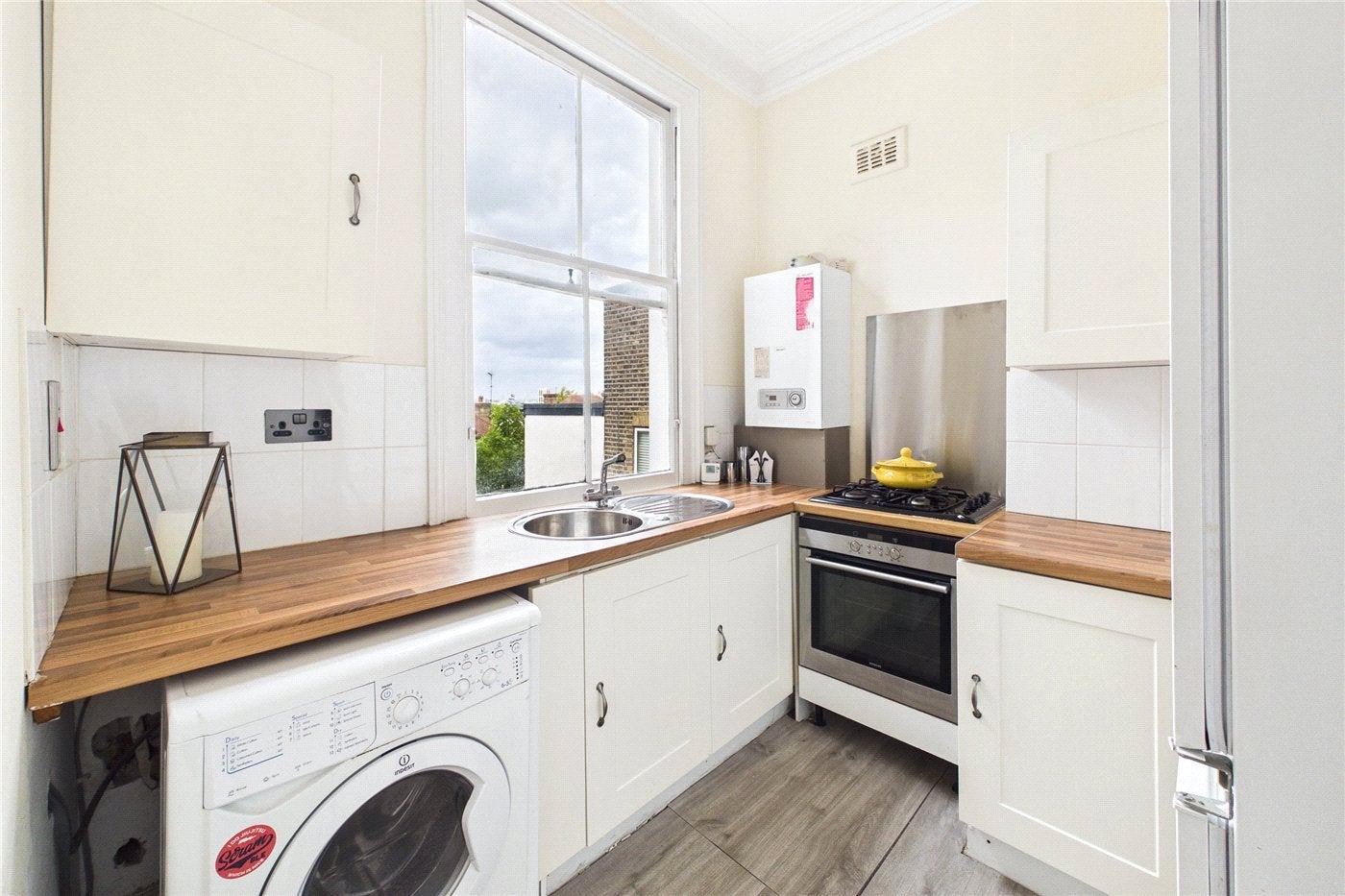 Flat Rollscourt Avenue in Greater London