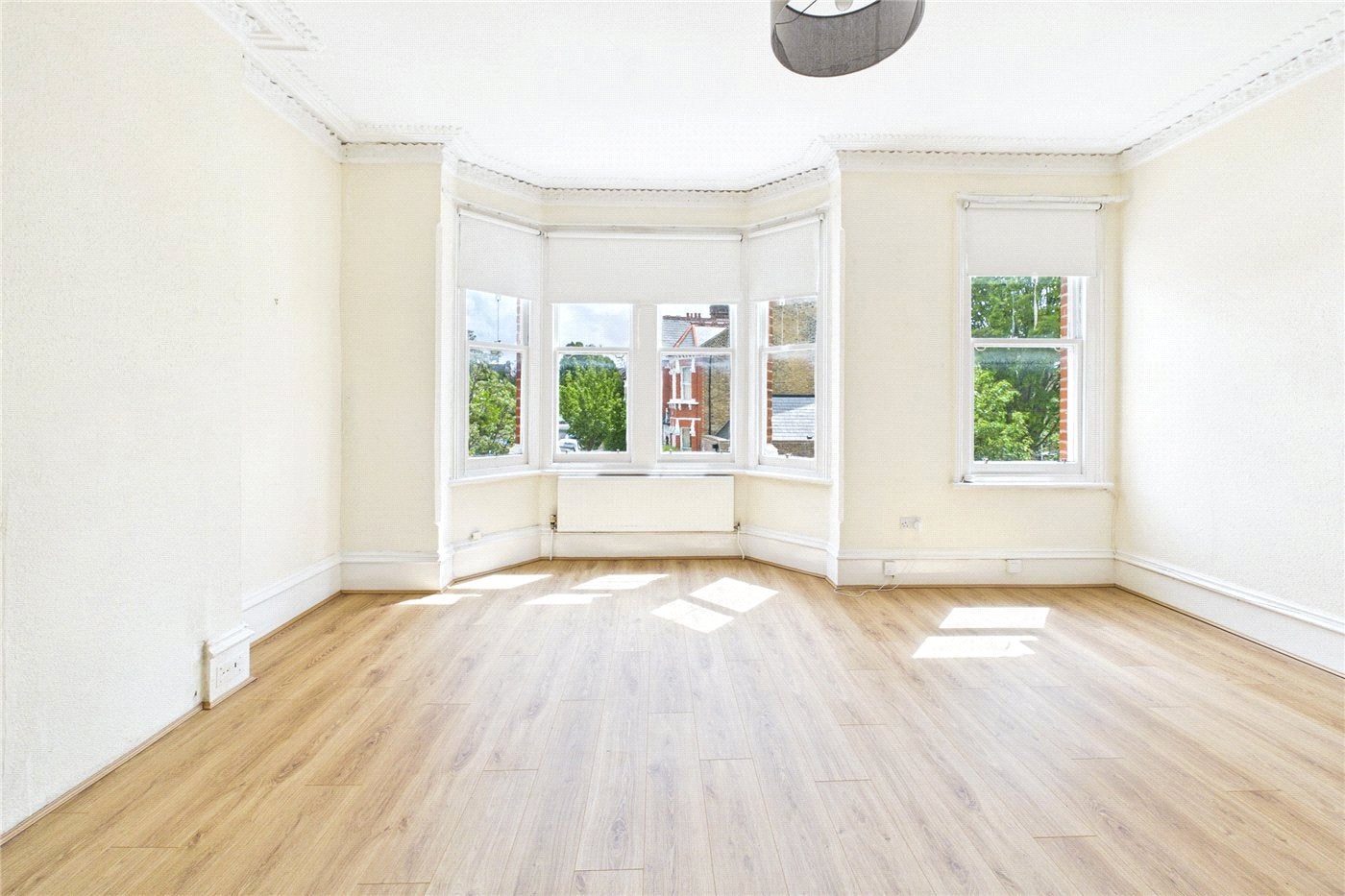Flat Rollscourt Avenue in Greater London