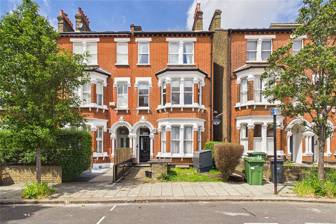 Flat Rollscourt Avenue in Greater London