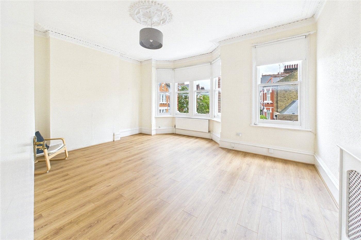 Flat Rollscourt Avenue in Greater London