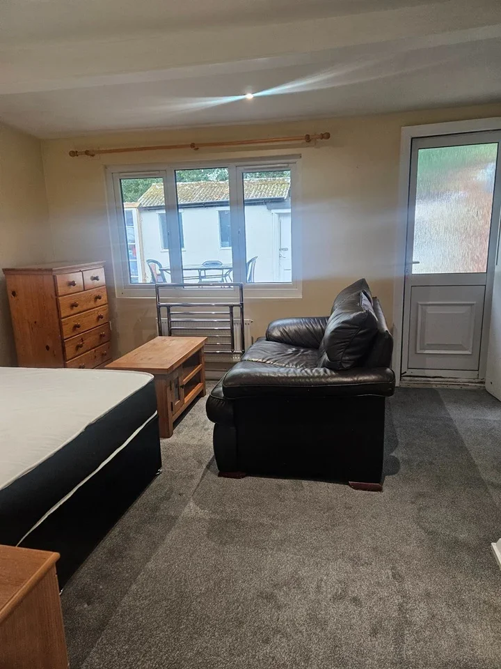 Room Downderry Road in Greater London