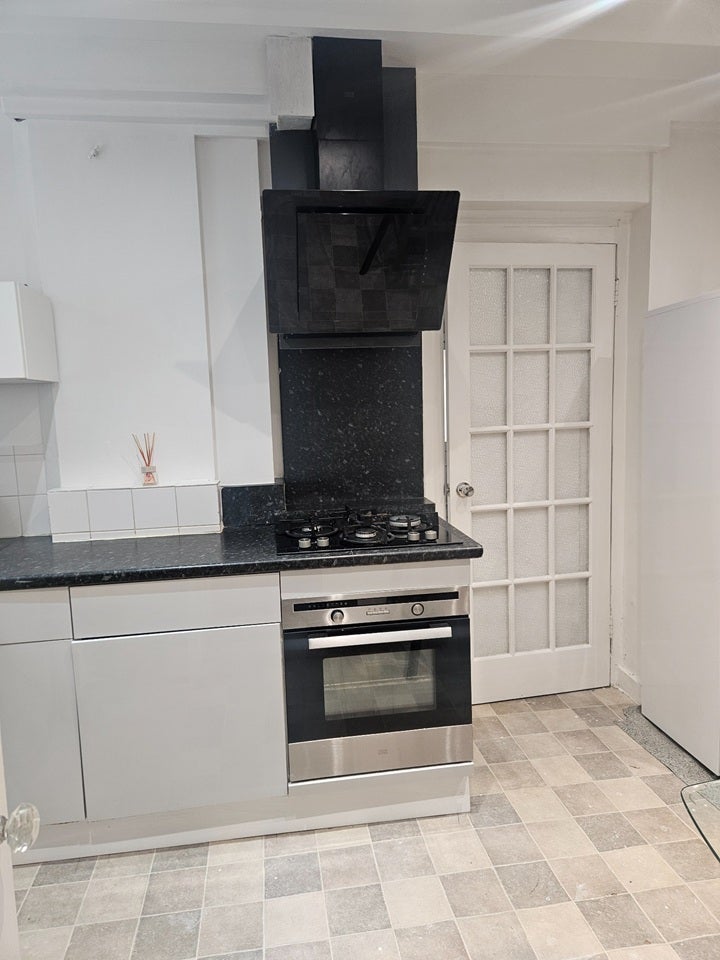 Room Downderry Road in Greater London