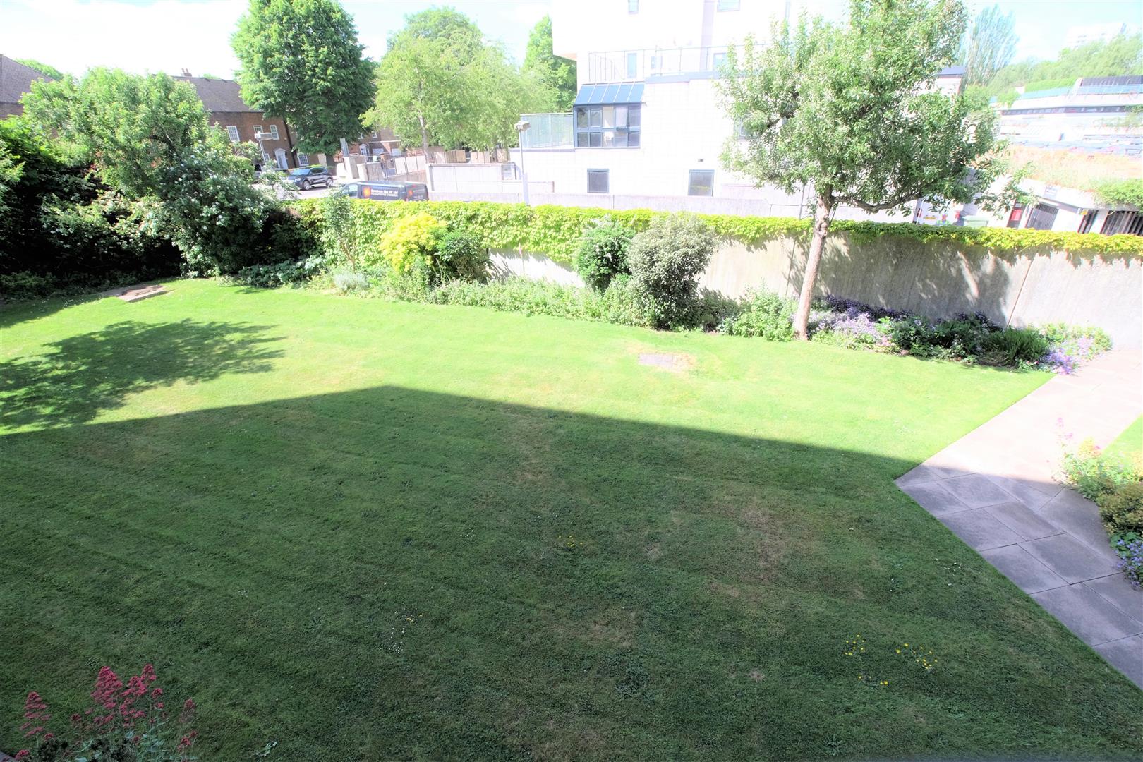 Flat Boundary Road in City of Westminster