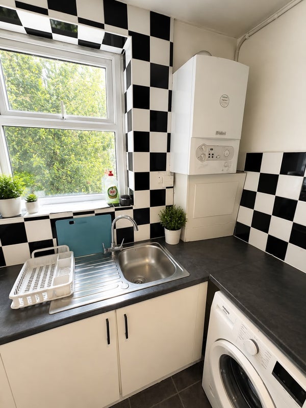 Room Kings Avenue in Greater London