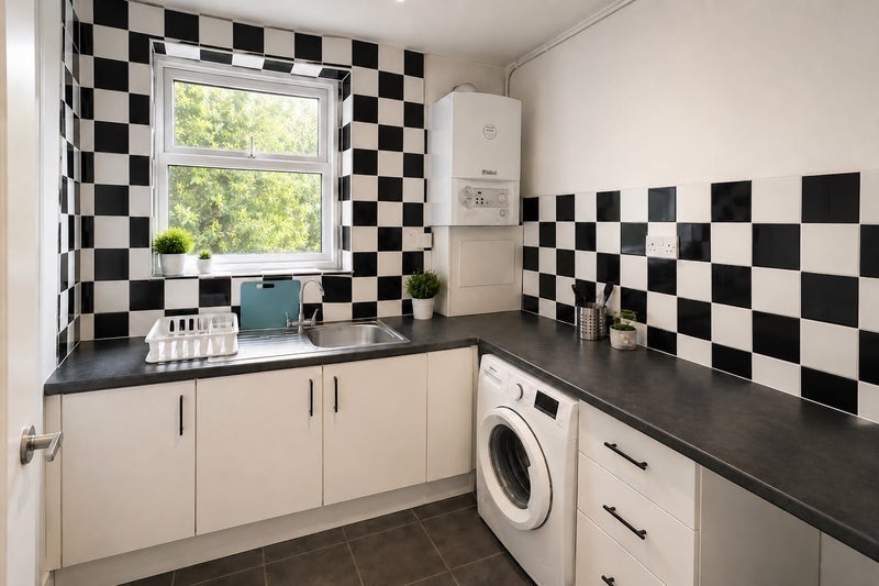 Room Kings Avenue in Greater London