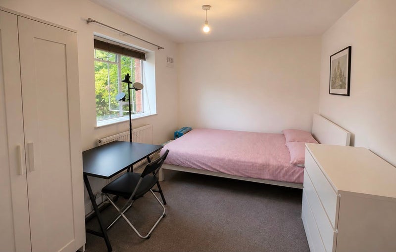 Room Kings Avenue in Greater London
