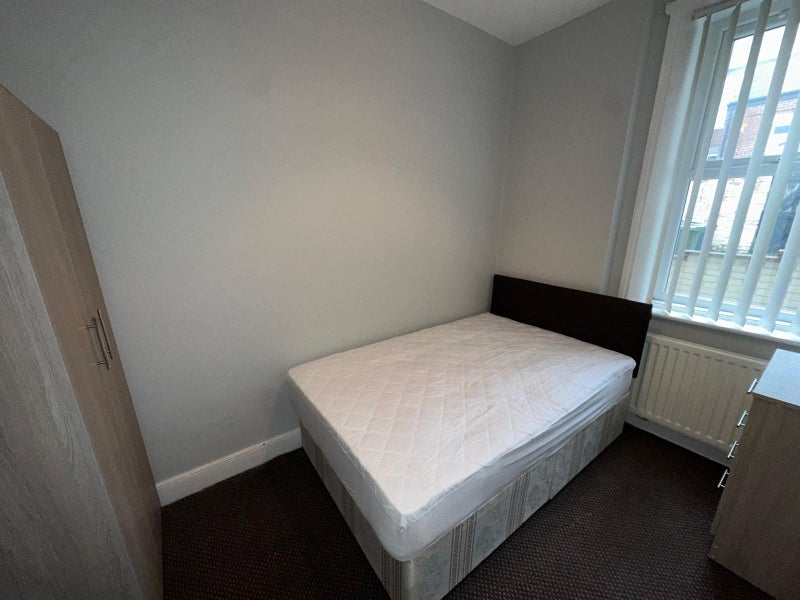Room Shipcote Lane in Gateshead
