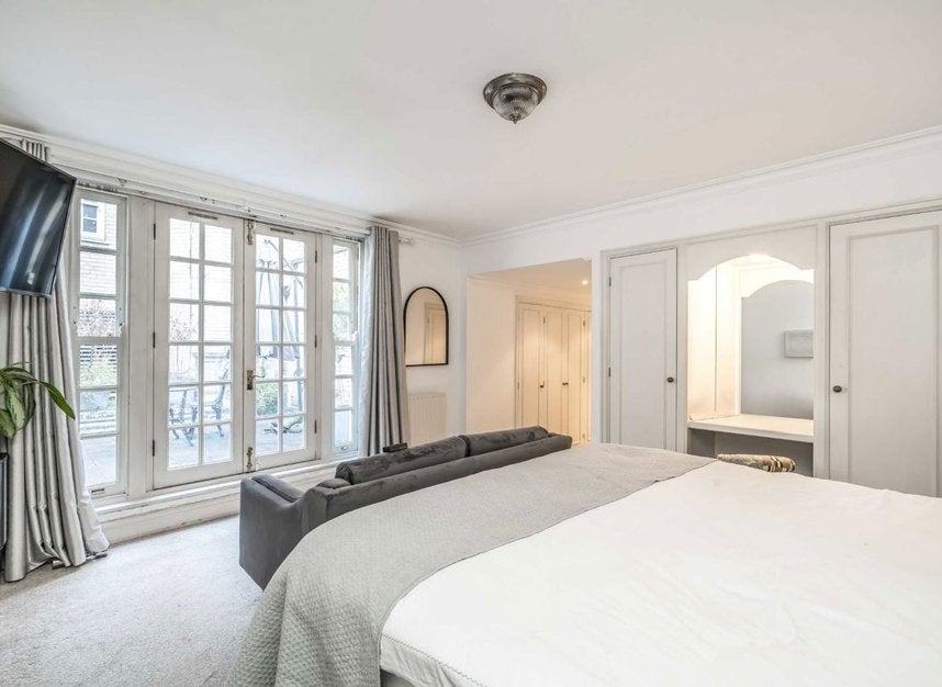 Flat Blackburne's Mews in City of Westminster
