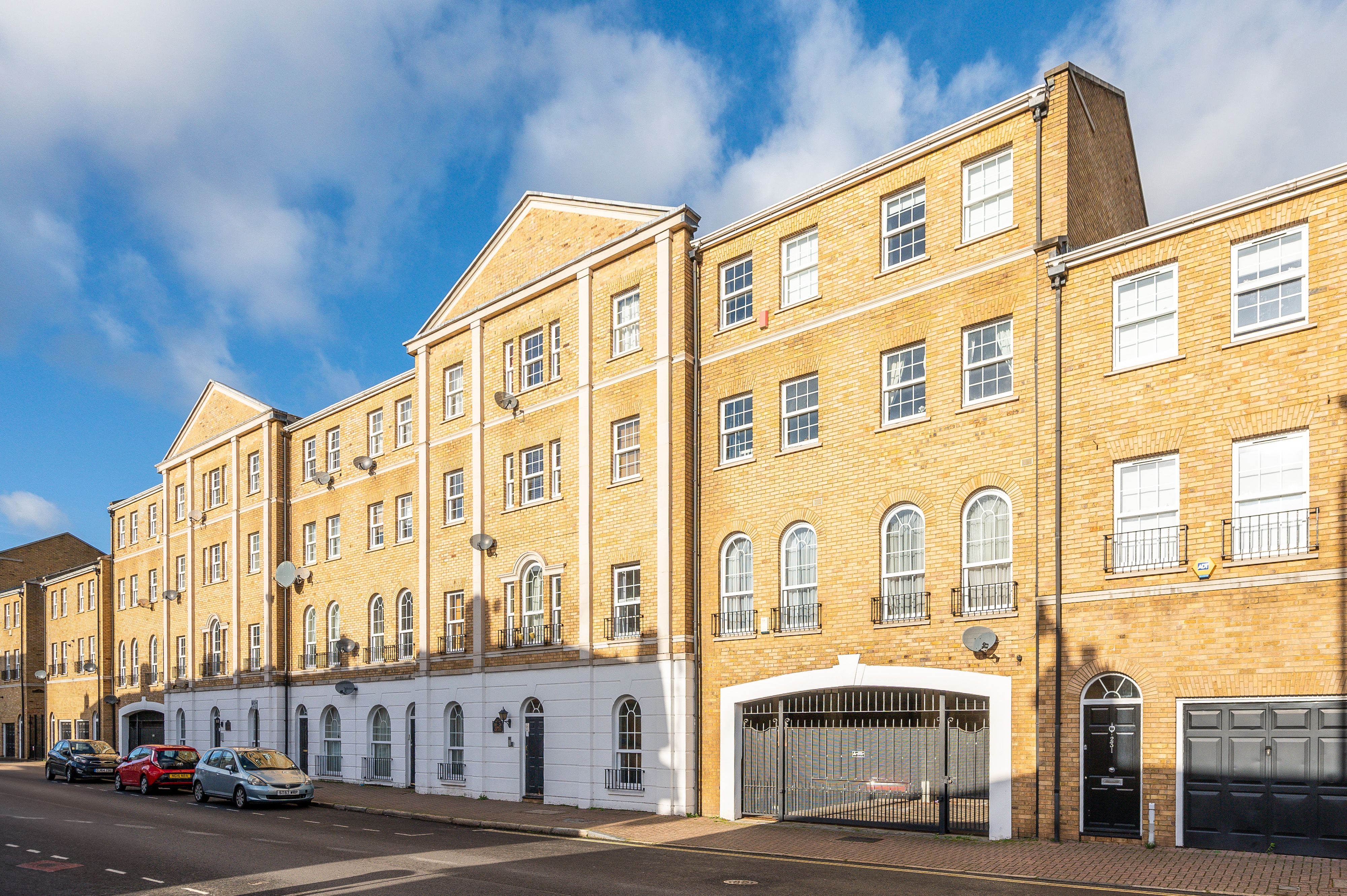 Flat Rotherhithe Street in Greater London