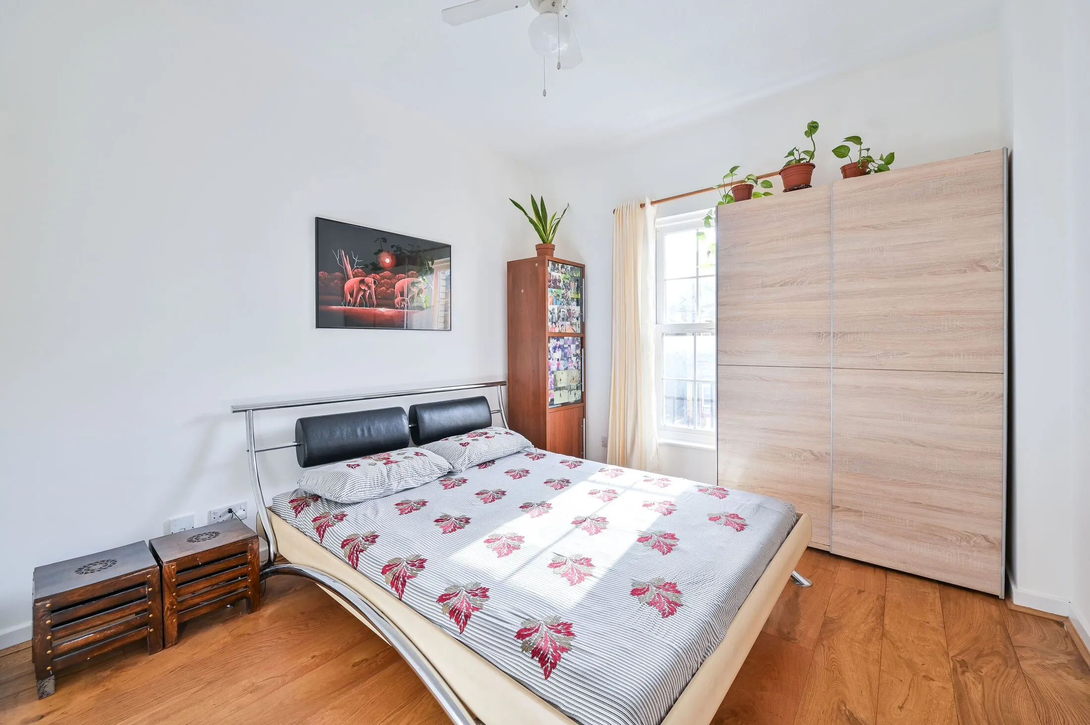 Flat Rotherhithe Street in Greater London