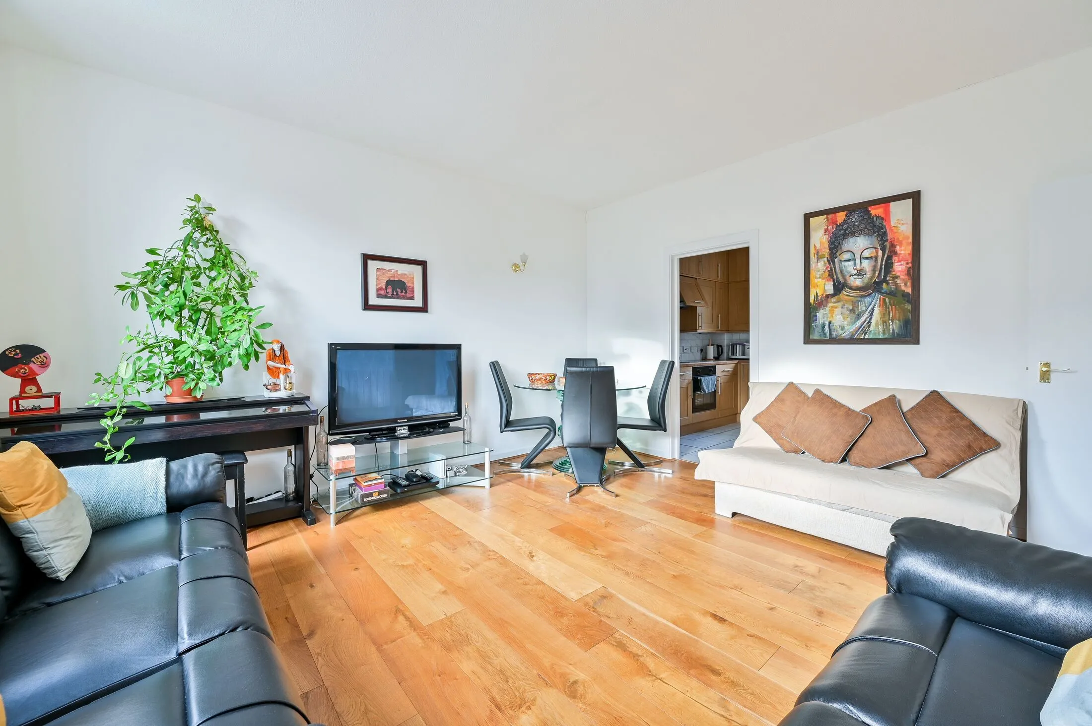 Flat Rotherhithe Street in Greater London