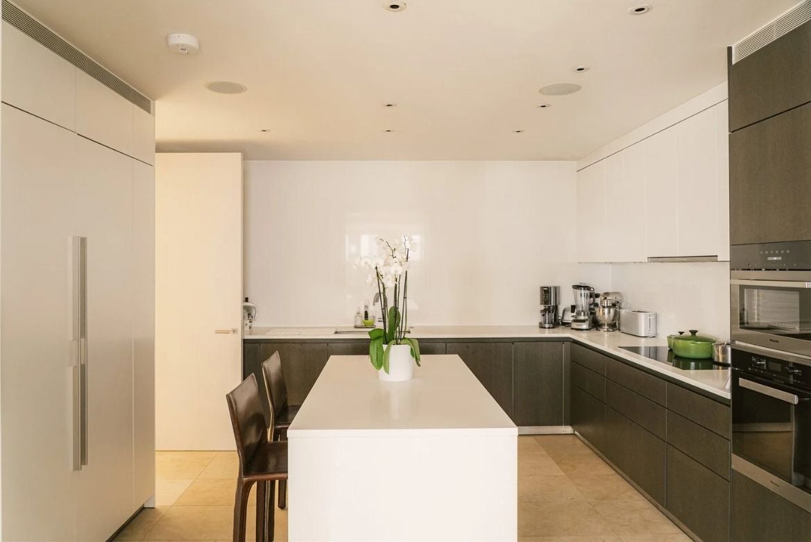 Flat Cheltenham Terrace in Greater London