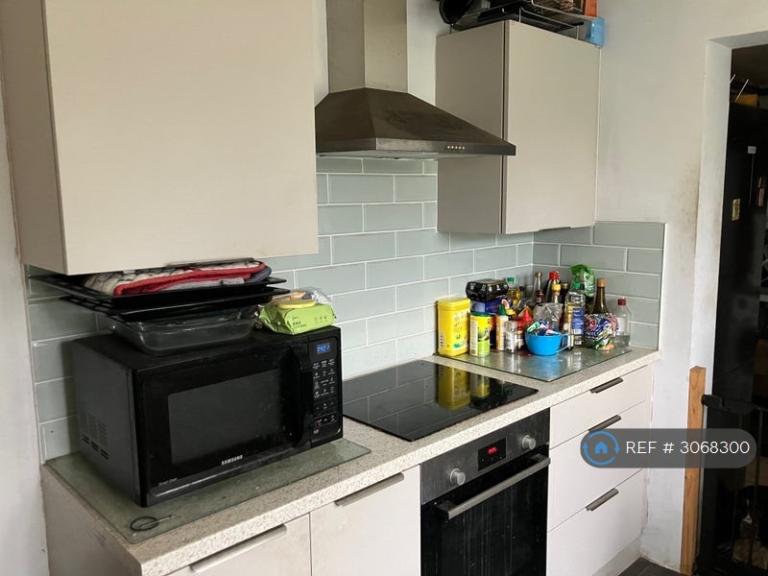 Room Le Marchant Road in Surrey Heath