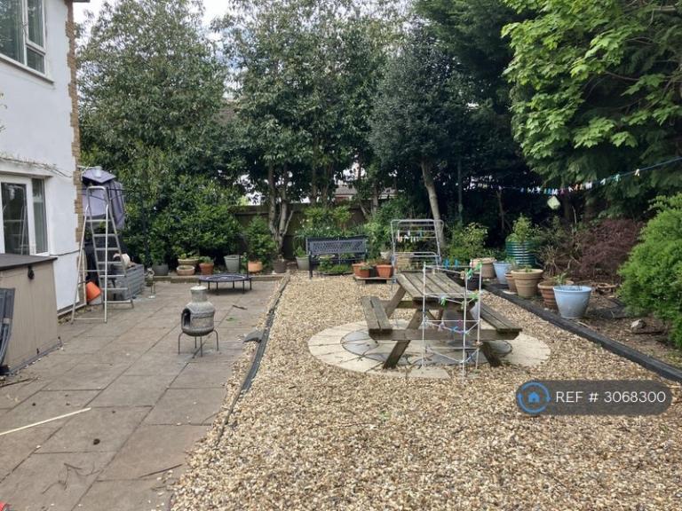 Room Le Marchant Road in Surrey Heath