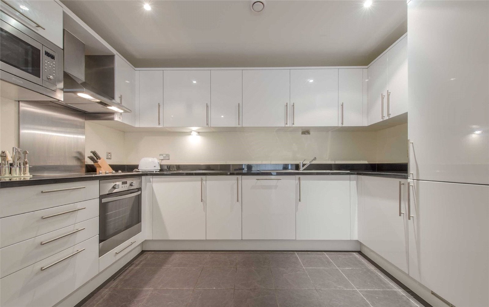 Flat Drayton Park in Greater London