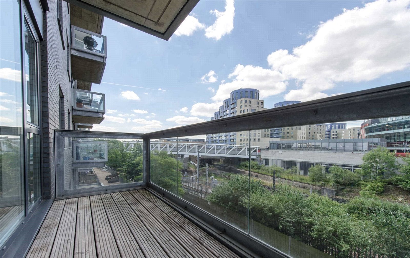 Flat Drayton Park in Greater London
