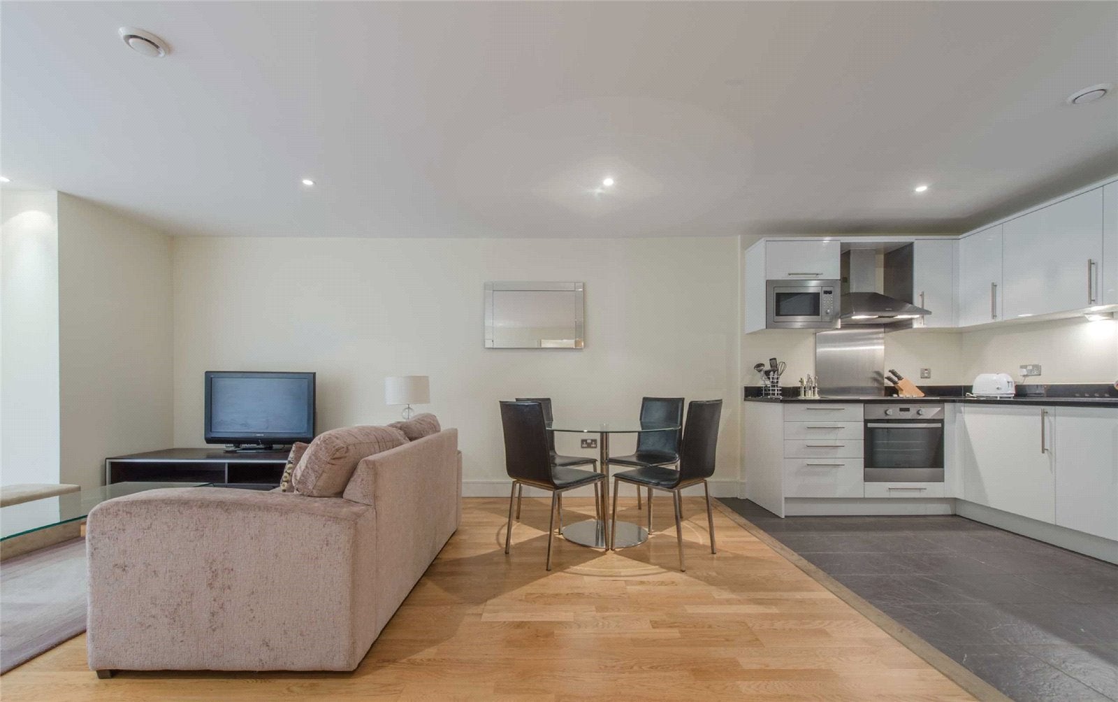 Flat Drayton Park in Greater London