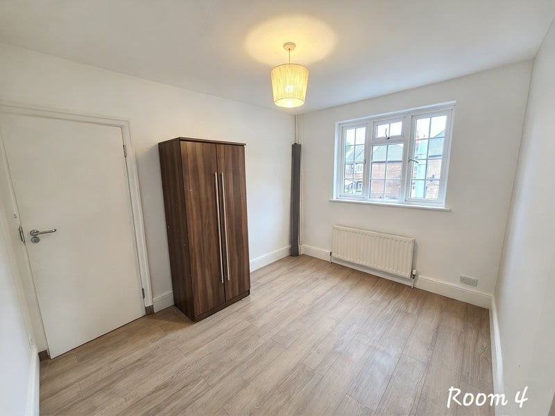 Room Ashfield Parade in Greater London
