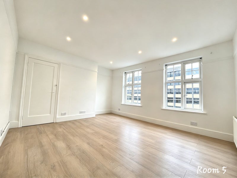 Room Ashfield Parade in Greater London