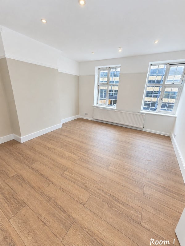 Room Ashfield Parade in Greater London
