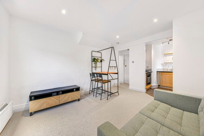 Flat Northcote Road in Greater London