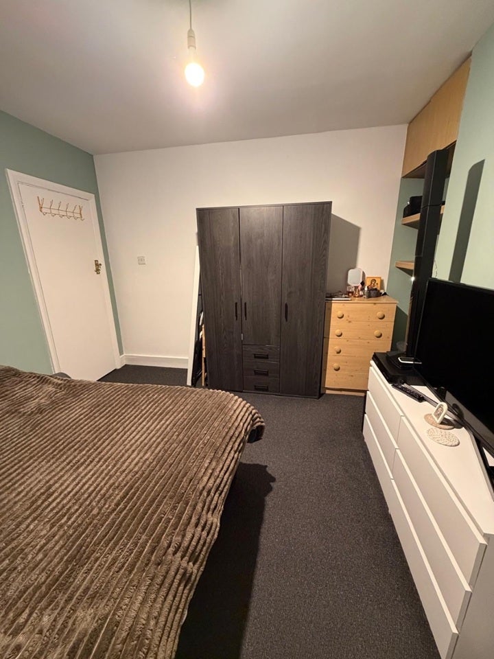 Room Burgess Avenue in Greater London