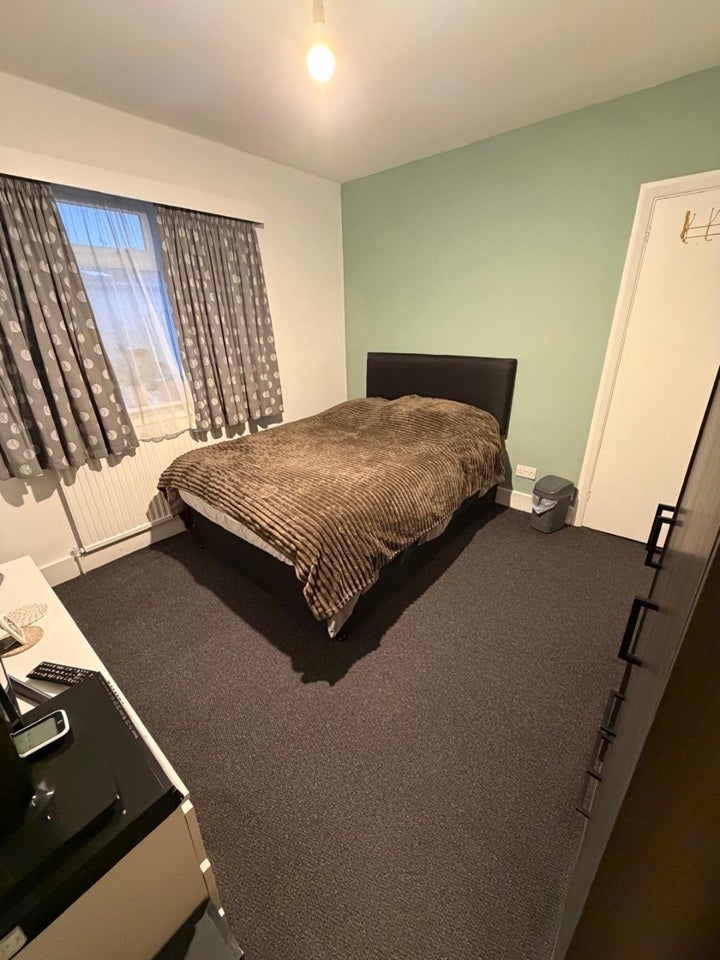 Room Burgess Avenue in Greater London