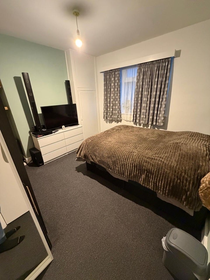 Room Burgess Avenue in Greater London