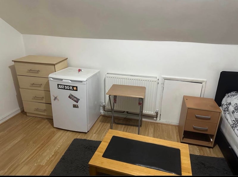 Room Wigston Road in Greater London
