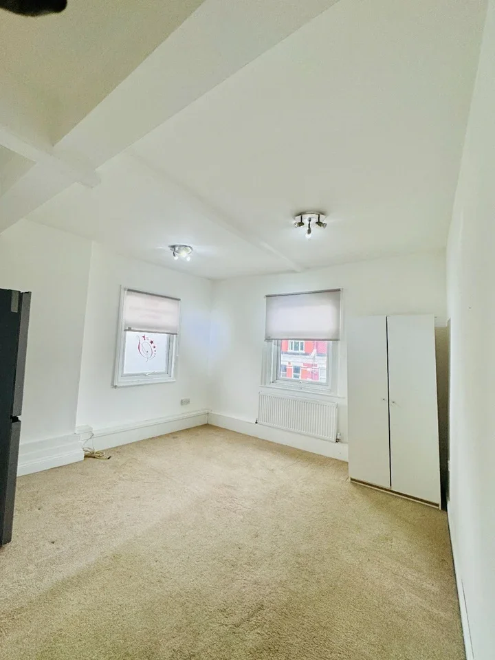 Flat Upper Tooting Road in Greater London