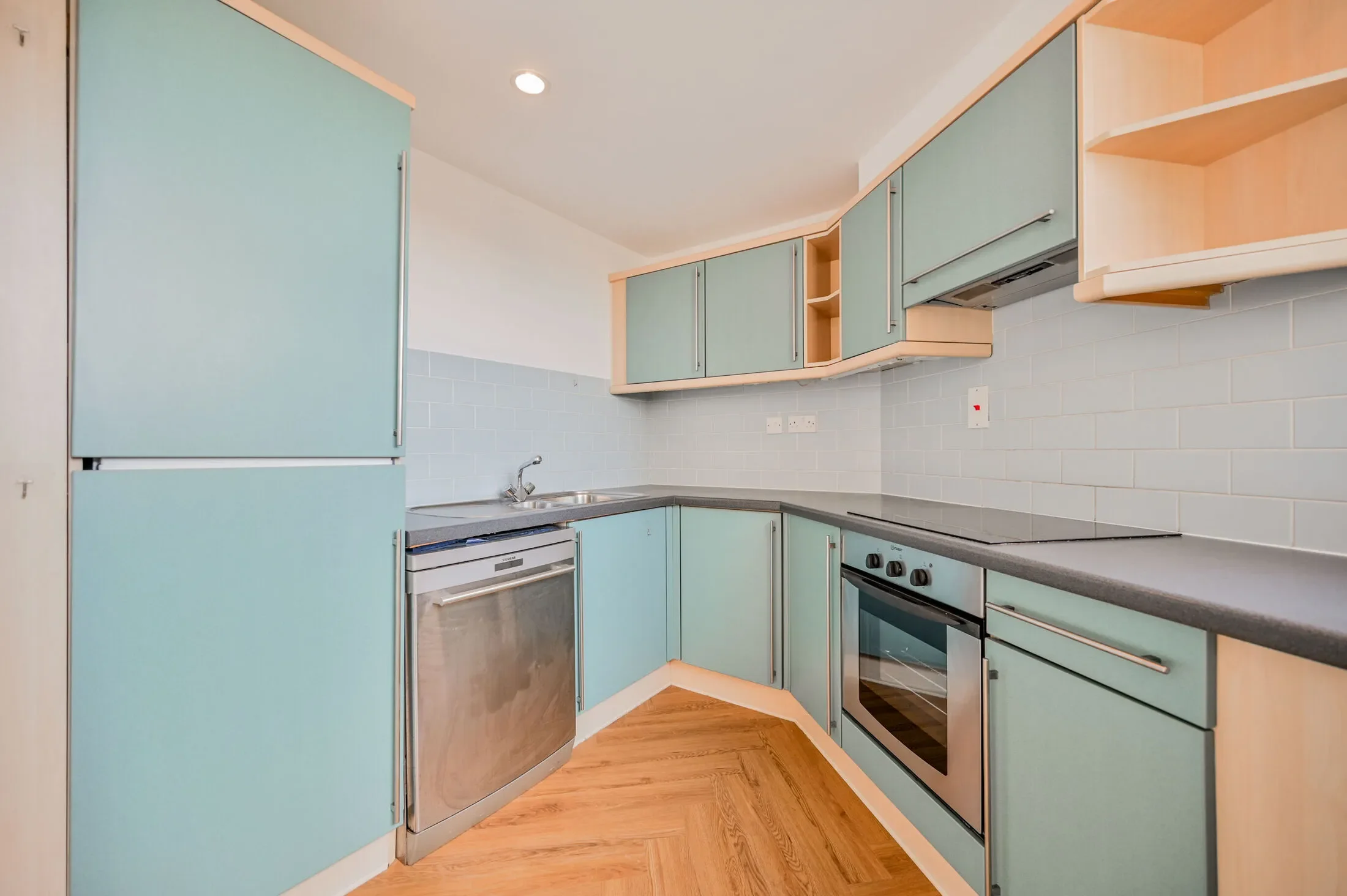 Flat Manor Gardens in Greater London
