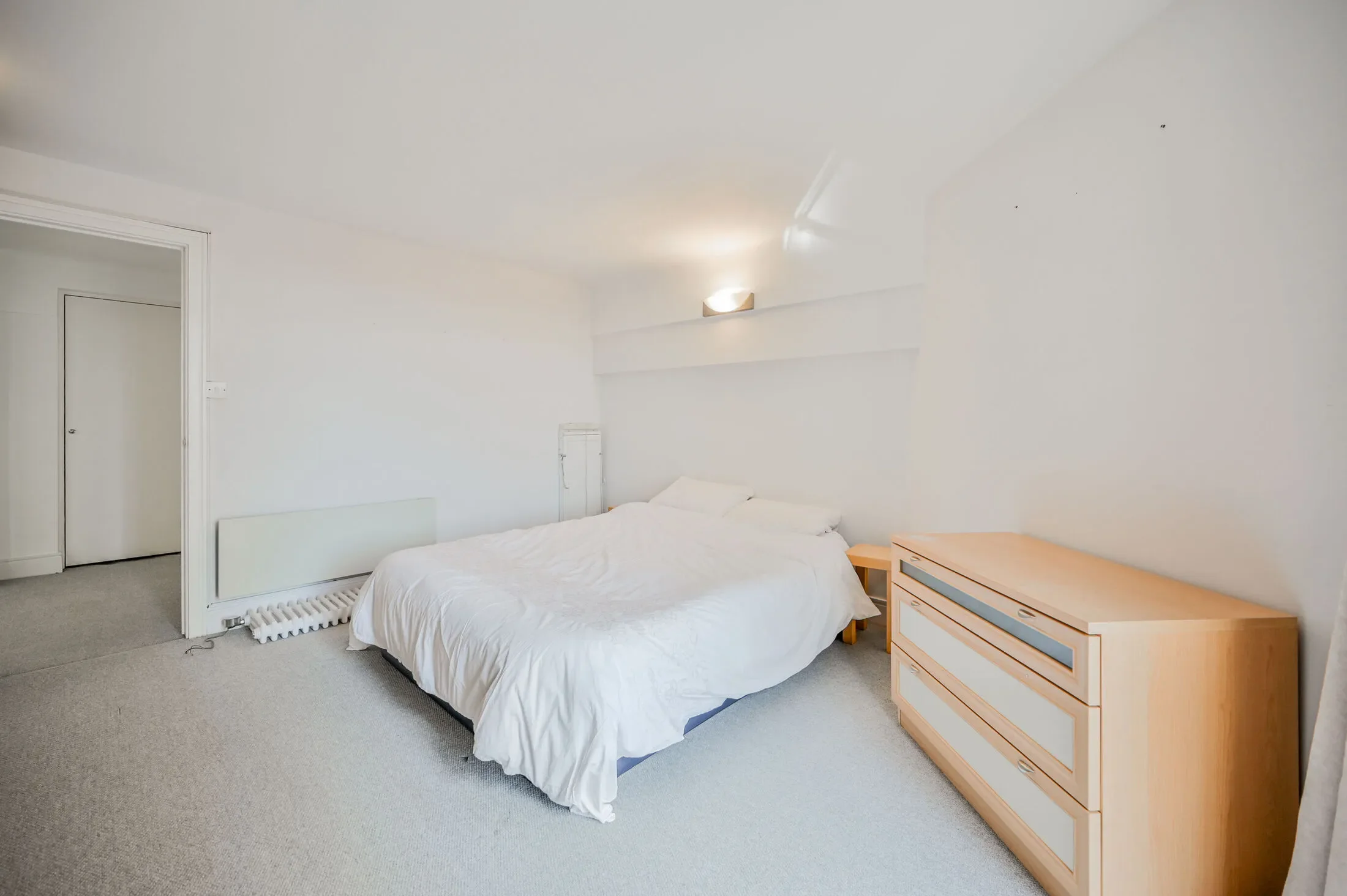 Flat Manor Gardens in Greater London