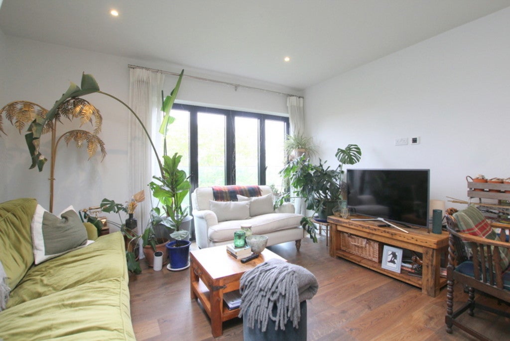 Flat Upper Richmond Road in Greater London