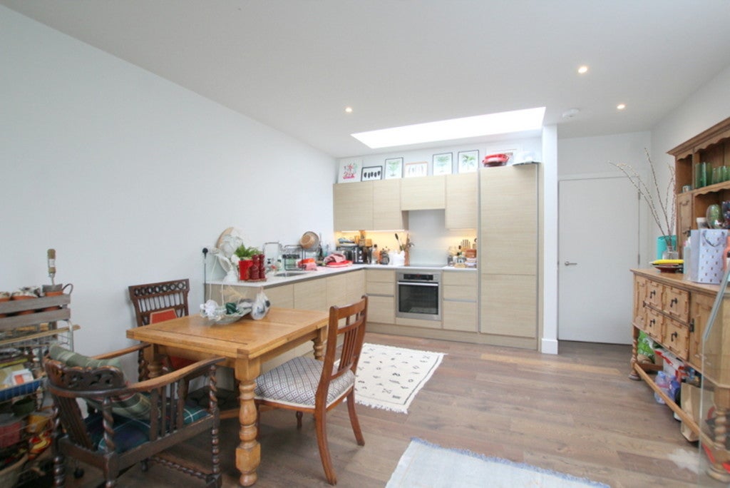 Flat Upper Richmond Road in Greater London