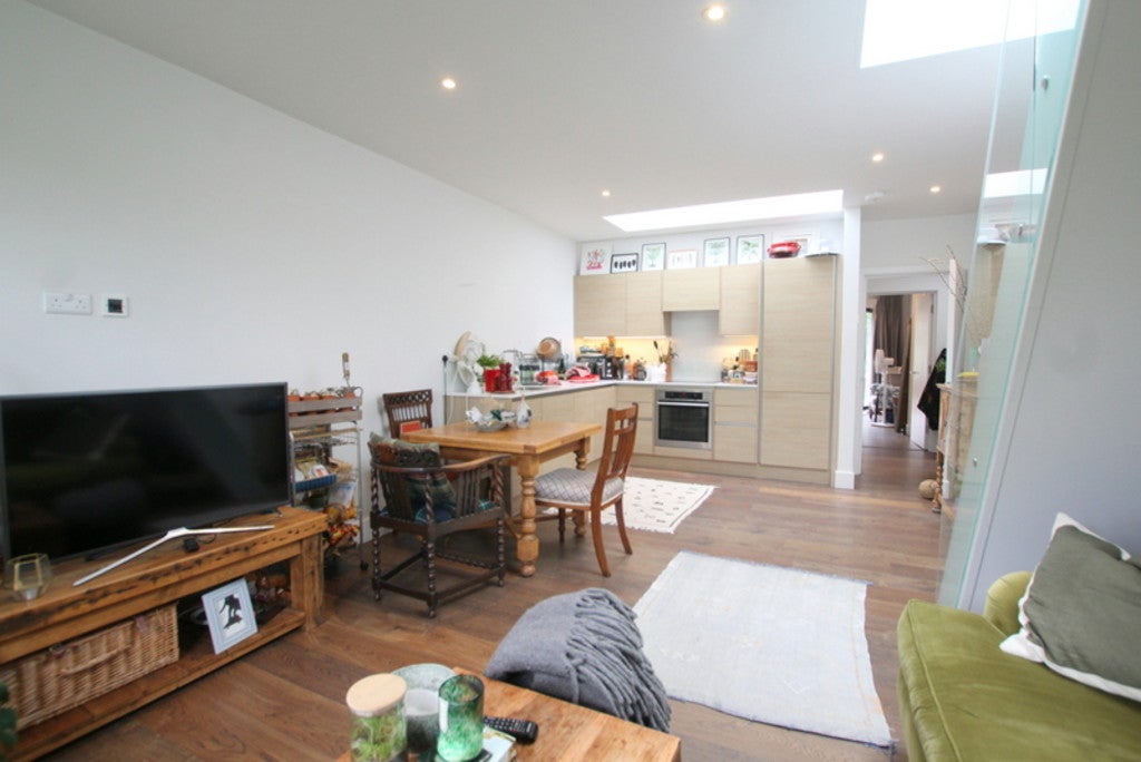 Flat Upper Richmond Road in Greater London