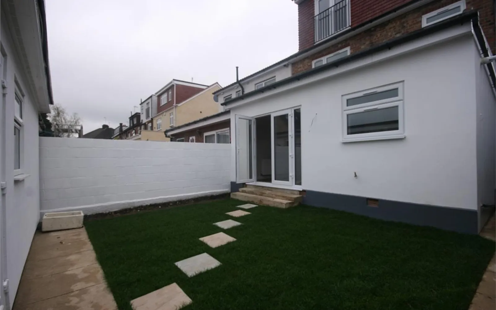 Flat Rosemary Avenue in Greater London