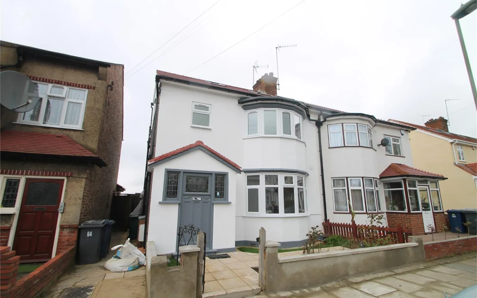 Flat Rosemary Avenue in Greater London