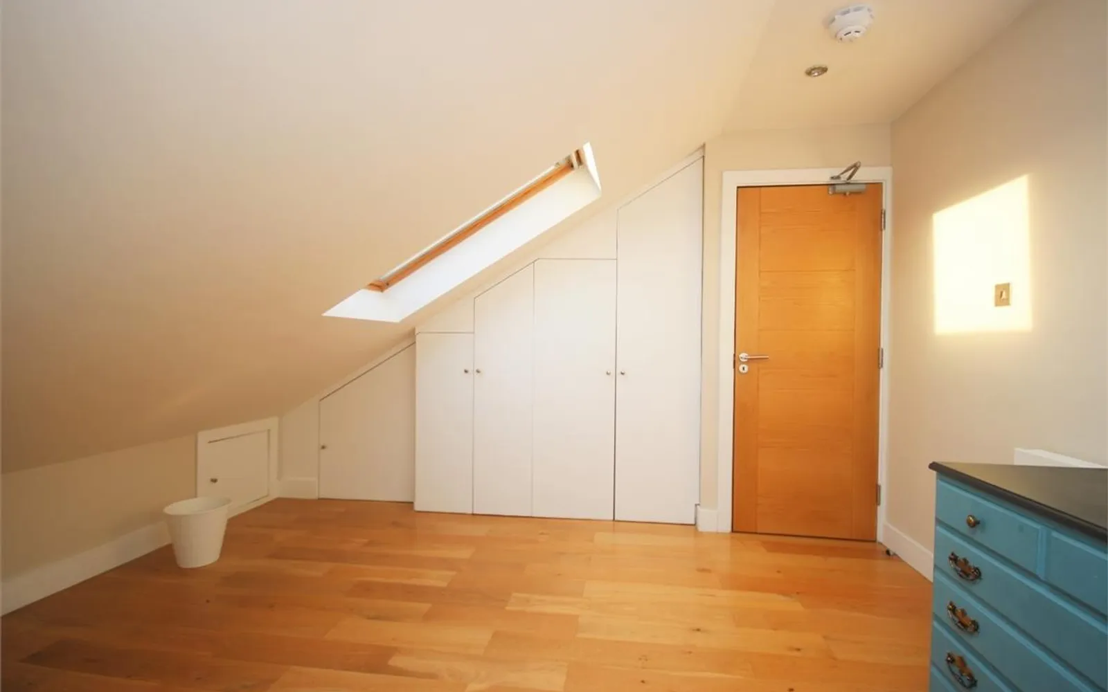 Flat Rosemary Avenue in Greater London