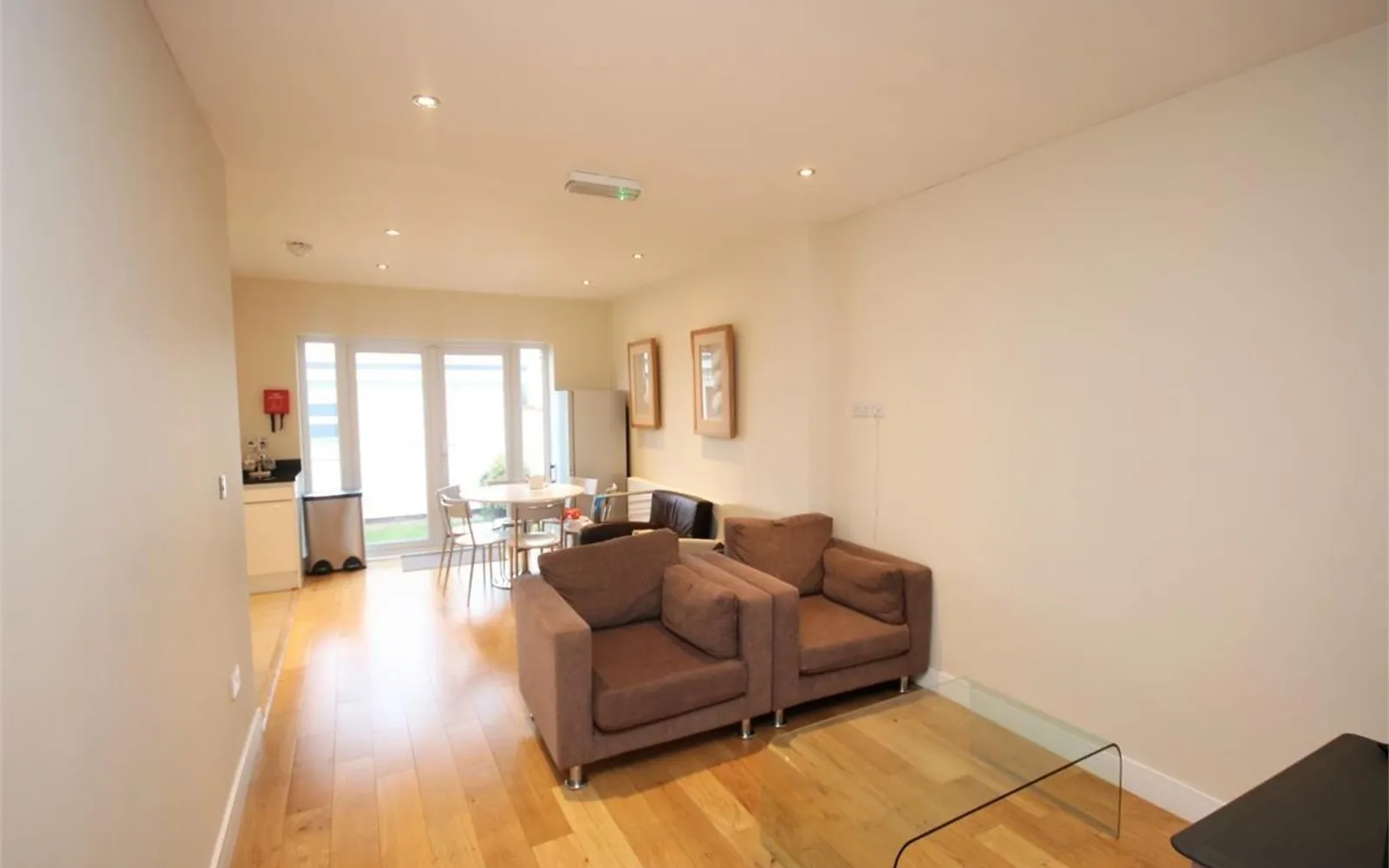 Flat Rosemary Avenue in Greater London