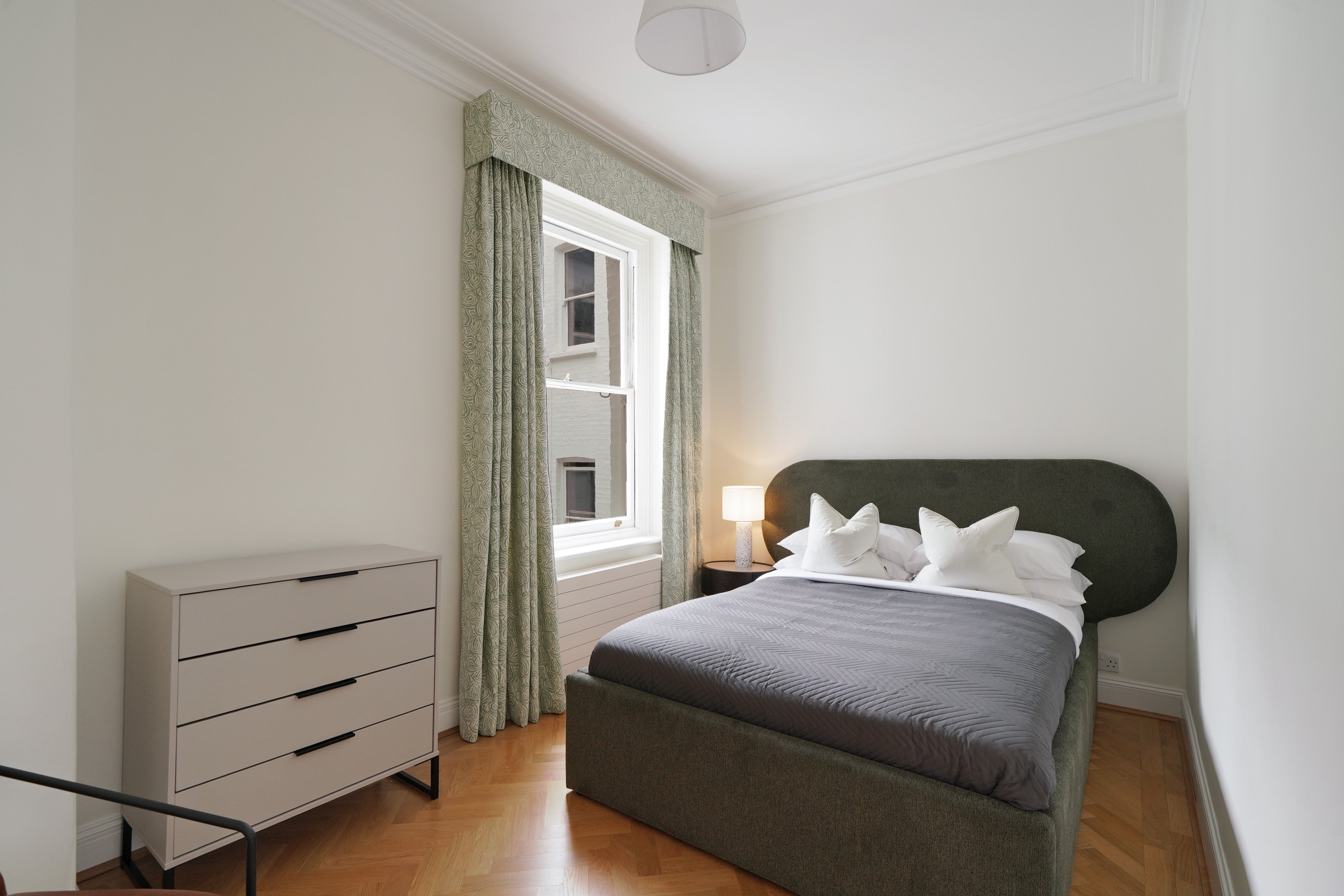 Flat Holland Park Gardens in Greater London
