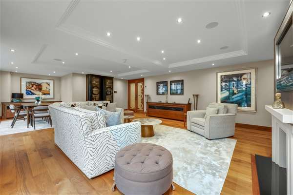 Flat Hancocks Mount in Sunninghill