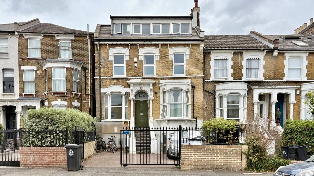 Flat Lordship Road in Greater London