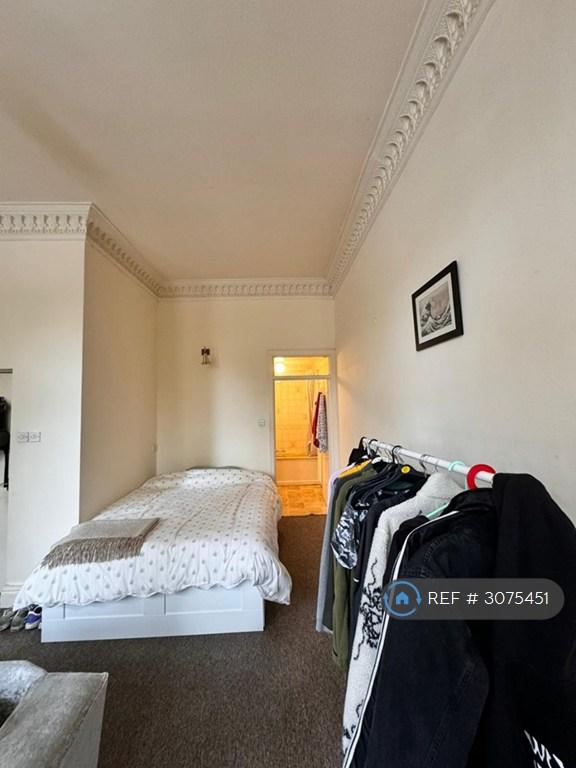 Room Livingston Drive North in Liverpool