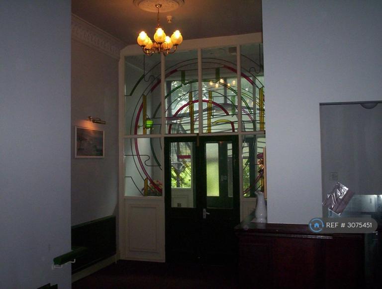 Room Livingston Drive North in Liverpool