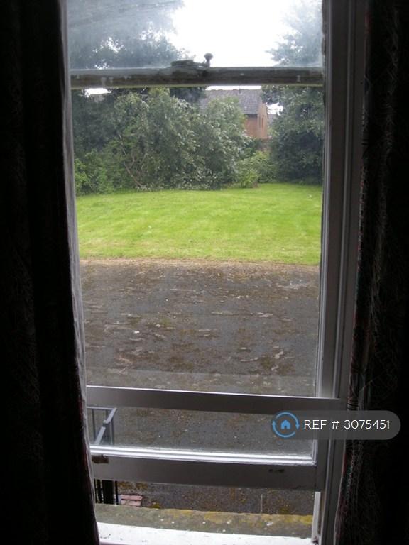 Room Livingston Drive North in Liverpool