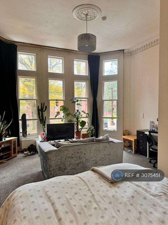Room Livingston Drive North in Liverpool