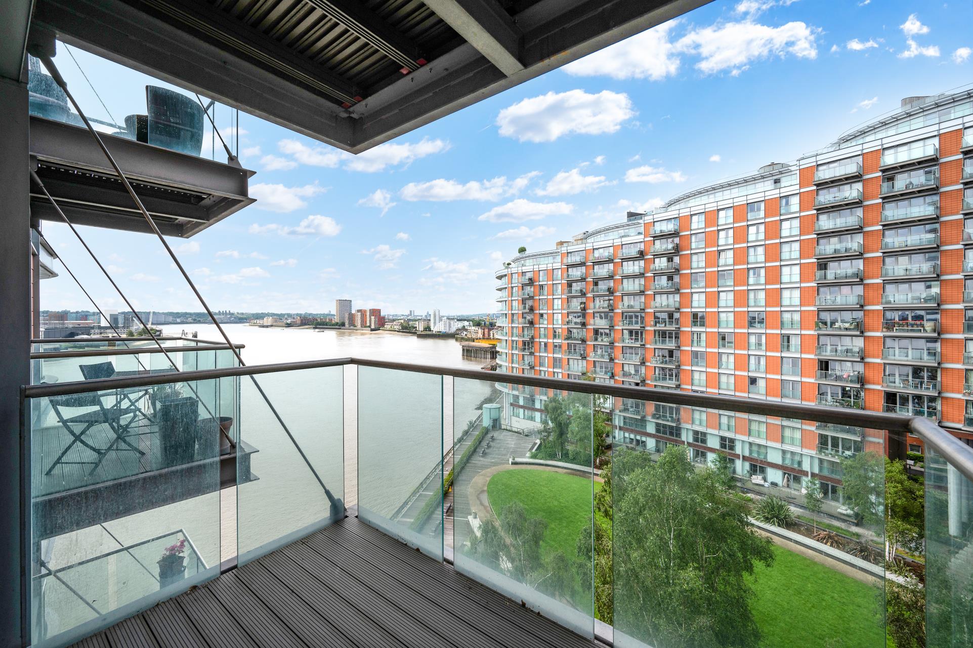 Flat Fairmont Avenue in Greater London